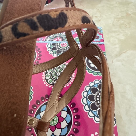 GUC Isaac Mizrahi Cognac & Leopard Thong Sandals! - Picture 6 of 9